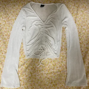Topp - En långärmad topp från Gina Tricot i storlek S, har använts ta ett fåtal gånger 🤍