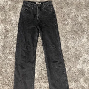 Straight jeans - Straight jeans som inte kommer till användning längre! Köpt utomlands 2021💘 fint skick, använd gärna köp nu🛍️💕💘💝💖