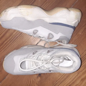 sneakers - säljer för dom e för små