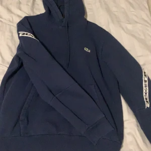 Lacoste hoodie - Hej! Säljer nu min Lacoste hoodie eftersom att min mamma köpte fel storlek så jag har bara använt den 4 gånger, tröjan är fräsch och exakt som ny😃