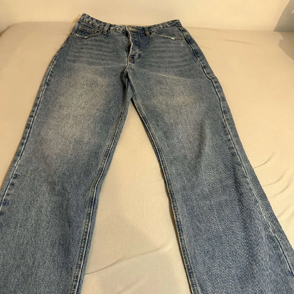 Blå jeans i storlek 38, har fyra knappar där uppe :). Jeans & Byxor.