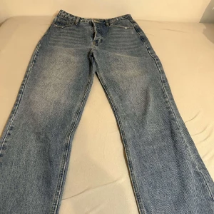 Jeans - Blå jeans i storlek 38, har fyra knappar där uppe :)