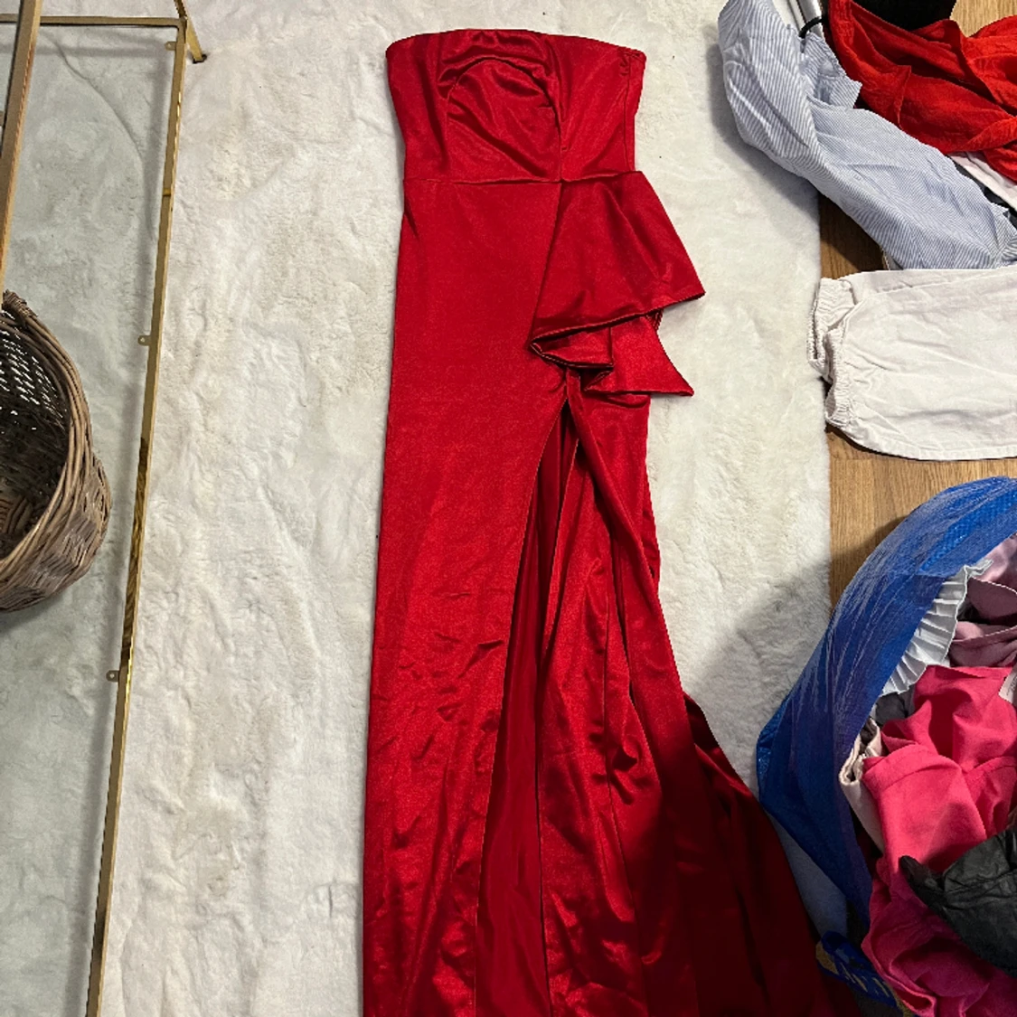 Röd lång bandeu klänning med slits satin  - 90