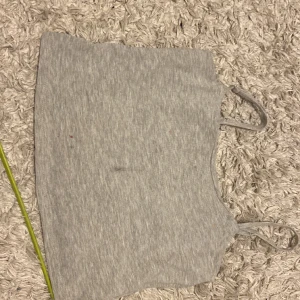 Tröja ifrån lager 157 - Storlek M men mer som S elelr Xs.  Lite fläckar på den men syns inte jätte mycket. 