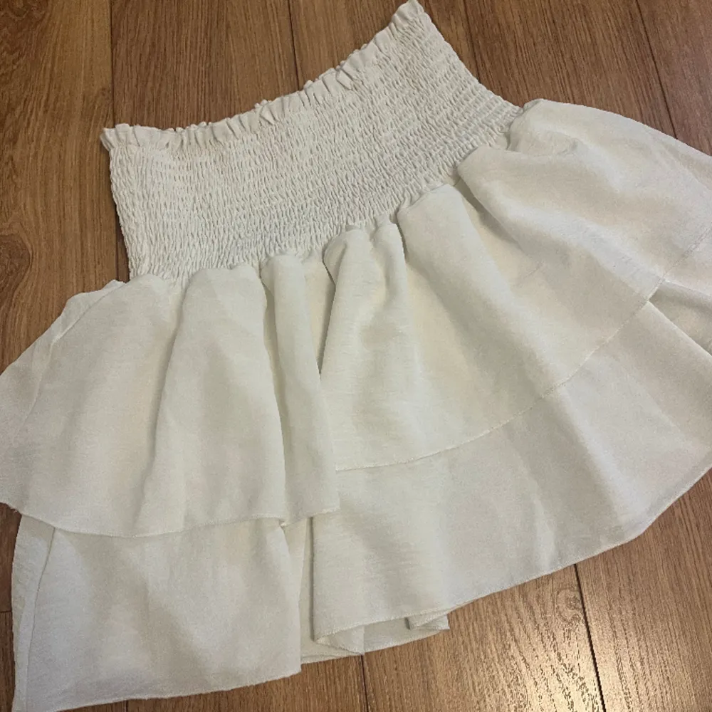 Säljer min vita topp från Kappahl och kjol från shein😊Toppen är endast testad och kjolen är använd max 4-5 gnr och är i bra skick💗 kan både säljas tsammans eller separat🫶Toppen ör i storlek 146/152 och kjolen är i s. 2 för 80 eller 1 för 50💗     . Blusar.