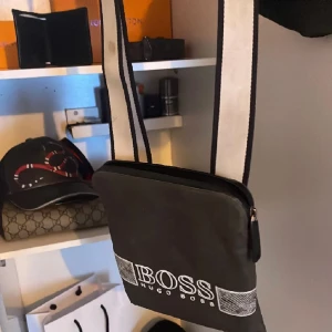Hugo boss  -  sällsynta väskor inga skador fint skick båda kostar st 500 
