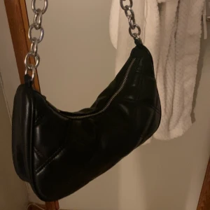 Väska - säljer en väska som inte kommer till andvändning, köpt för 200kr säljer för 90kr 