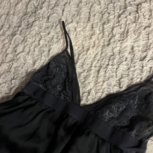 Nattlinne - Svart spets/ siden nattlinne från H&M! Ett av mina absoluta favorit nattlinnen men den är tyvärr för stor för mig :(