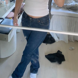 Lowwaistjeans  - assnygga lågmidjade jeans ifrån Bikbok i storlek w28 l32. ”Low straight” heter byxorna. Jag skulle inte säga att de är jättelågmidjade men mittemellan lågmidjat och midwaist. Jag är ca 162cm lång. Nypris 600. Knappt använda 