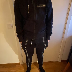 Versace dress - Säljer min svarta Versace dress p.g.a för liten. storlek XS herr. Tröjan passar upp till M. Byxorna upp till S.  Är 176 cm. Passar perfekt på någon som är lite kortare. 7600 kr ny.  Hör av er vid intresse eller frågor. Mvh Lucas 