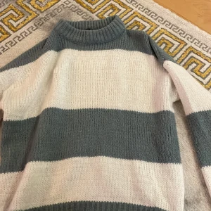 stickad tröja  - Jättefin stickad skön tröja från lager 157. Superbra skick även fast den är använd. 