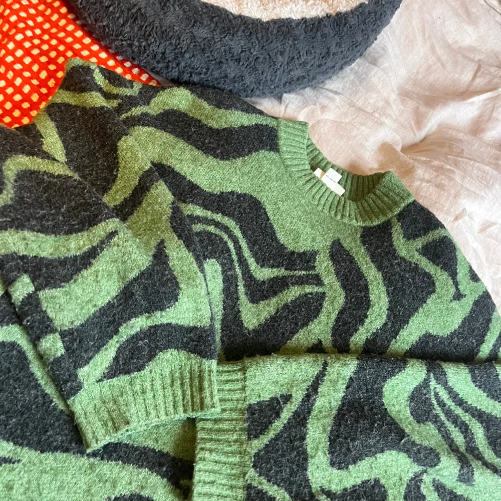 Grönmönstrad tröja från Monki. Fint skick, lite noppig men går lätt att ta bort med noppmaskin eller rakhyvel. 3% ull, ger mer värme än man tror. M, oversized. . Stickat.
