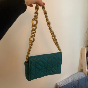 Zara väska  - Väldigt snygg zara väska som användes en gång!!