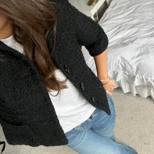 Trekvarts ärmad jacka - As fin jacka/kappa med trekvarts ärmar och fickor fram, köpt vintage men i gott skick!