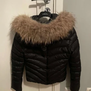 Vår jacka  - Säljer min nya jacka jag fick i julklapp men den kom liten på mig så därav är den oanvänd. Det är storlek 34. 