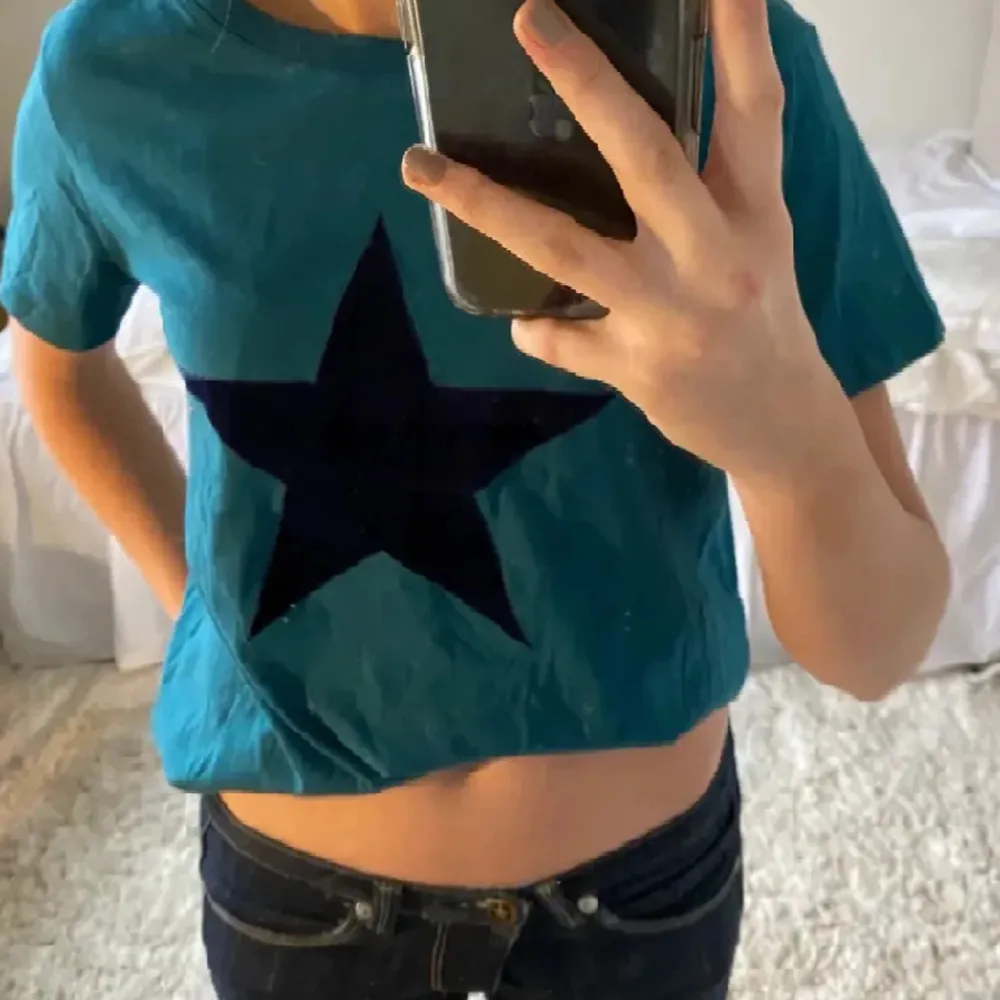 Så fin t shirt som är köpt i Spanien så den är väldig unik. Stjärnan är i mörkblå samet 💫💫. T-shirts.