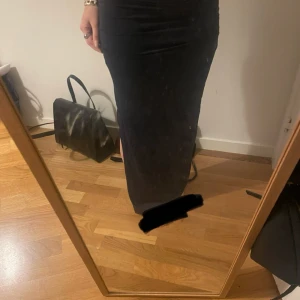 Lång kjol med slit  - Slit upp till knät