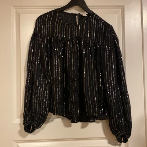 Blus - Perfekt blus med silver och guld glitter ränder, perfekt till utekvällar och tjejmiddagar💗