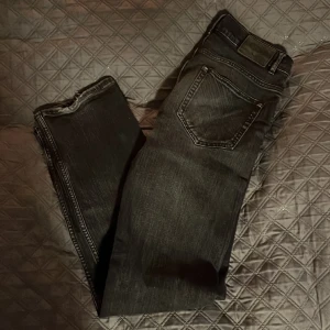 Gant jeans W: 32 L: 34 - Svarta jeans från Gant i storleken W:32 L:34. Passformen är regular fit straight leg och modellen är Tyler. Bra skick förutom en litet låt där bak (se bild 3) jag är 187 cm. Bara skriva för fler bilder eller en ev fråga. 