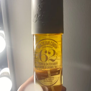 Sol de Janeiro Brazilian Crush 62 (240 ml) - Säljer en helt oanvänd Sol de Janeiro Brazilian Crush 62. En bodymist med söt doft av pistasch och salt Carmel🧡 Det är den större varianten alltså 240 ml! Säljer pga att jag redan hade en likadan. Hör av dig vid frågor, pris kan diskuteras🫶🏻nypris 400