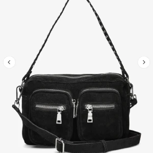 Noella väska - Noella celina bag black. Säljer min fina noella väska som inte kommer till användning då jag har en annan. Använd få gånger så väldigt fint skick, två band till väskan medföljer. Skriv till mig för frågor eller bild på den🤩💕🥂