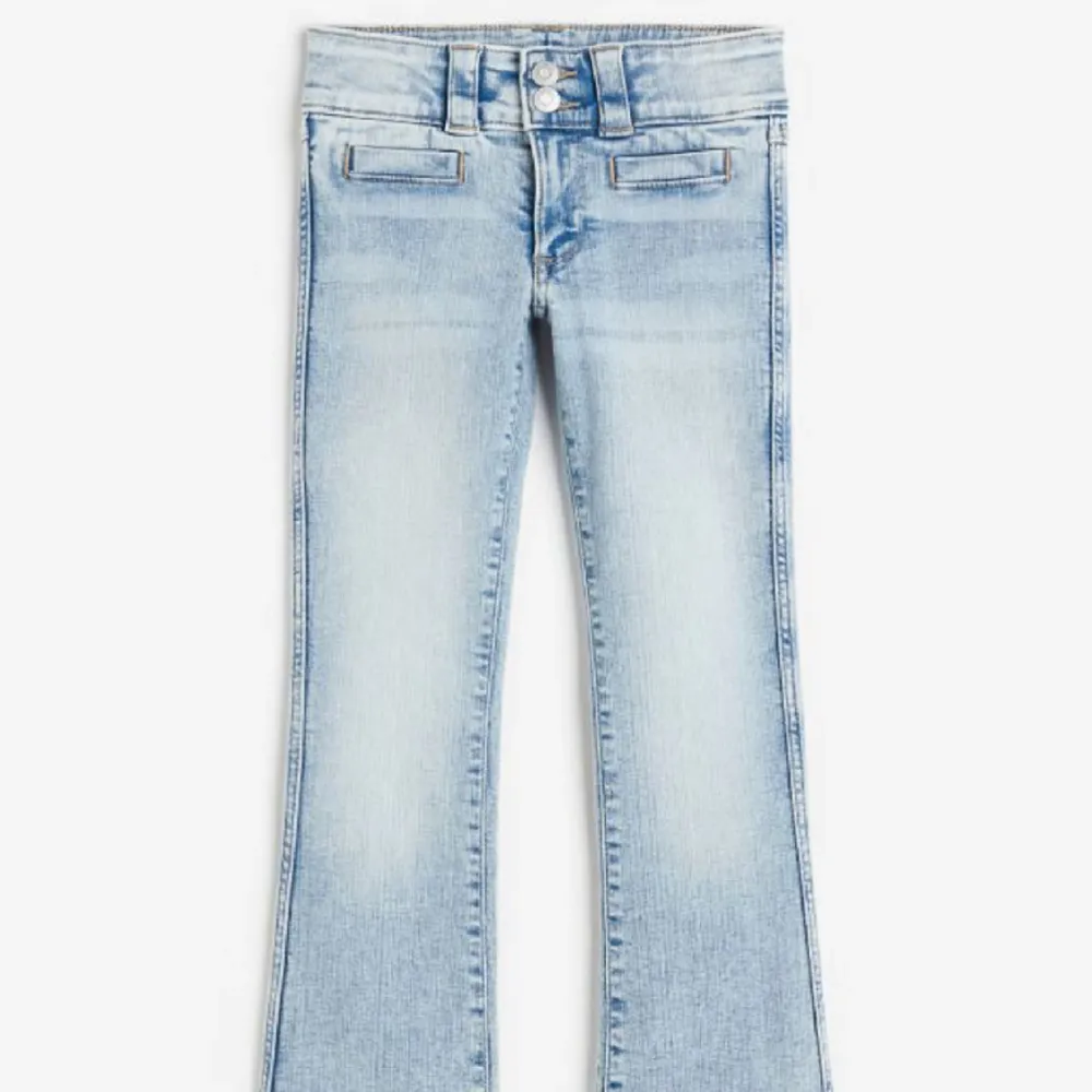  Säljer nu mina underbara jeans från H&M, dessa med fantastiska detaljer passar nu inte längre mig men har tidigare vart mina favorit jeans. Jag köpte dom i somras så det är fortfarande som nya. De är slutsålda i denna storlek på nätet . Jeans & Byxor.