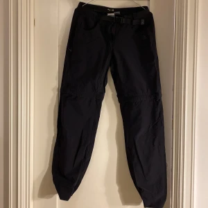 Vandringsbyxor från adidas - Fritids/vandrings byxa som kan göras om till shorts. Spänne i midjan som går att reglera. Bra skick, använd gärna köp nu om du inte har några frågor!