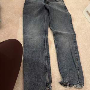 Jeans från Bikbok storlek S, aldrig använda och har inte klippt dem. Säljes sådär i butik.