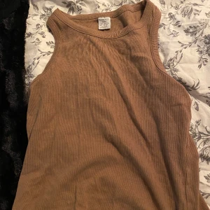 Linne - Ett fint trendigt linne i bra skick ifrån Lindex i en beige-brun nyans. Storleken är 146-152 och den går att ha på med vad som helst. 🤍 Kan även xxs-s beroende på hur du vill ha passformen! Köparen står för frakten och frimärke :-)  kan även mötas!!