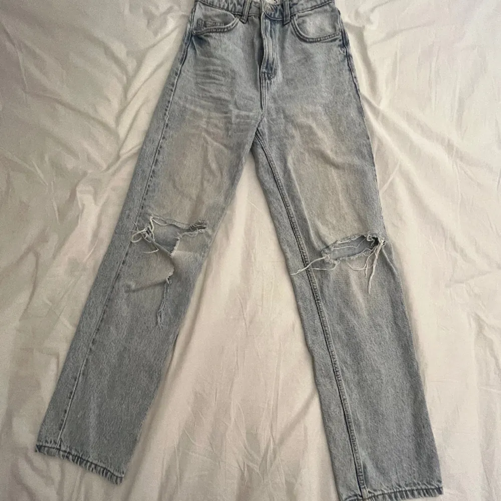 säljer dessa slitna högmidjade jeans i 8/10 skick🤍 hålen gick sönder och blev större än när jag köpte dem. Jeans & Byxor.