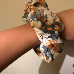 Blommig scrunchie🌸 - Blommig scrunchie. Ganska stor i storleken❤️