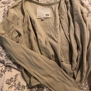 Cardigan  - En grön-grå fin cardigan ifrån lager 🤍 En lite tajtare och lite kortare cardigan men väldigt stretchig, storlek är 150 men tror den kan passa xxs, men den kan bli något kortare! Köparen står för frakt och frimärke, kan även mötas upp ❣️