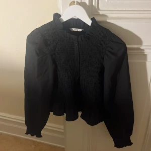 Blus  - Blus som är använd max 2 gånger. Väldigt fin till vardag och när man vill klä upp sig. 