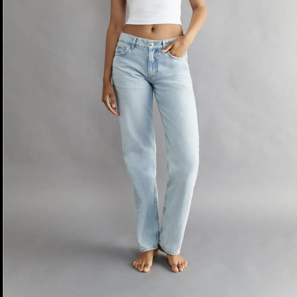 Säljer dessa lågmidjade jeans ifrån Gina Tricot. Har inga skador eller liknande, endast använda fåtal. Kan bytas mot ett par i 34. Jeans & Byxor.