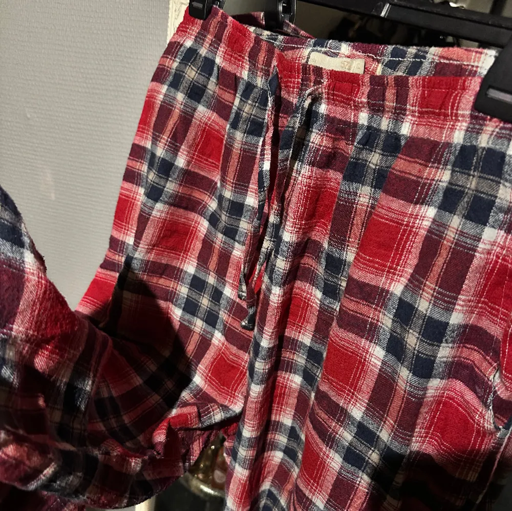 Använd 3 gånger säljes då den e liten i storleken köptes på lager 157  För 150kr , köptes i stl XL men är som M ELLER L . Jeans & Byxor.