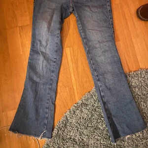 Jeans  - Ett par jättesnygga och sköna jeans från Never Denim, storlek s fast jag skulle säga att de är lite mindre. Jag vet inte riktigt om de är lågmidjade eller mid waist, om ni vill veta mer exakt så fråga bara om fler bilder!🫶 pris kan diskuteras🫶