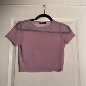 Genomskinlig lila T-shirt från ASOS knappt använd