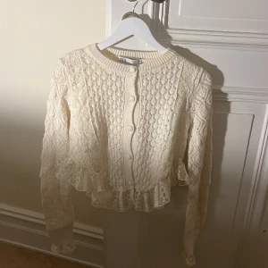Stickad blus - Säljer denna fina stickade blus, använd fåtal (en eller två gånger) från Zara 💕