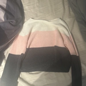 Jätte fin tröja!🖤💗🤍 - Säljer denna jätte fina tröja! Den har blivit för kort i magen, o vill inte gå i magtröja!💞