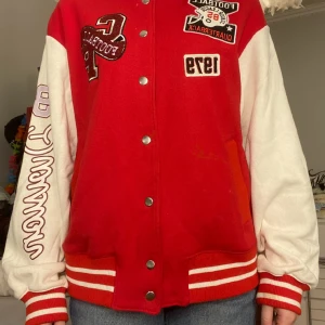 Basketboll jacka  - Säljer denna jättecoola 80-tals inspirerad basketboll jacka. Inte används mycket så den är i mycket bra skick! Skriv privat om mått osv. OBS! Plaggen tvättas alltid innan jag skickar iväg dom.