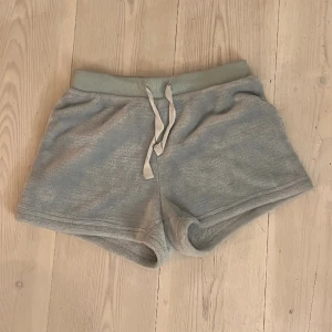 Pyjamasshorts - Sköna och fluffiga, ljusblå pyjamasshorts med snören.