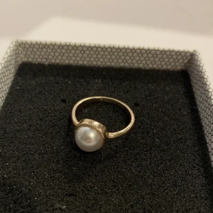 Guldring med pärla - Aldrig använd ring!