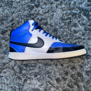 Nike Courtvision Mid - Snygg Nike sko som passar till det mesta. Var för små på mig så har inte använt dem mycket. Bra skick🤩