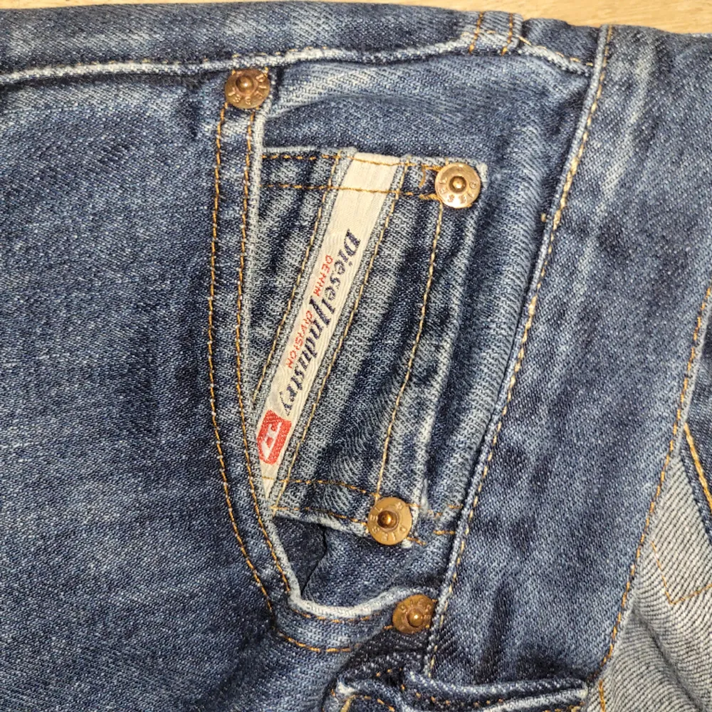 Jeans av märket Diesel, tillverkade i Italien. Nypris: 1500kr-5000kr Vårt pris: 189kr Skick:9/10 Tveka inte att höra av dig vid frågor!. Jeans & Byxor.