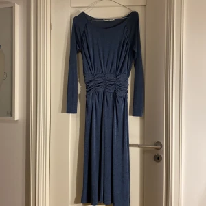 Ellos klänning  - Ellos klänning som är praktiskt taget nyskick. Använd gärna köp nu om du inte har några frågor!