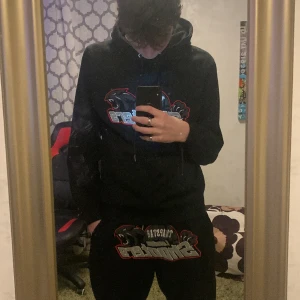 trapstar tracksuit - Säljer min track suit för den är för liten, har haft den ungefär en månad. liten flaw på vänster snöre av hoodien inget man tänker på dock, RÉPS
