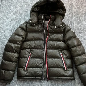 Moncler jacka  - Snygg moncler jacka i fint skick utöver en liten defekt, modell gastonet! Jackan är bra nu i vinter men funkar även till vår o höst🤩 Retail 11000