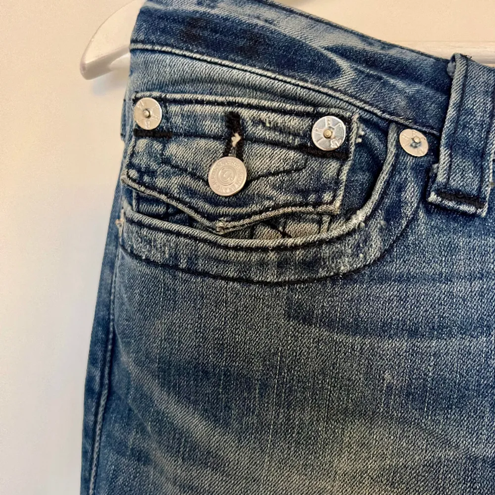 Knappt använda True Religion bootcut-jeans. Storlek 27 . Jeans & Byxor.