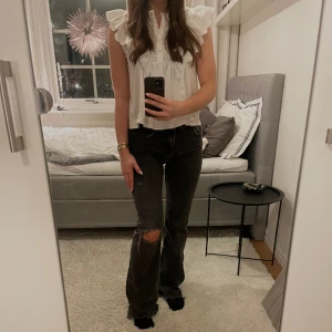 Jeans från Gina Tricot - Dessa grå/svarta jeansen är i storlek 38 och säljs då de inte längre kommer till användning. Jag skulle påstå att dessa jeans i midwaist. 