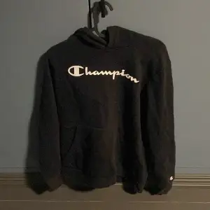 Svart champion hoodie i storlek xl, tröjan är köpt på barn avdelningen så storleken är i barn storlek. 